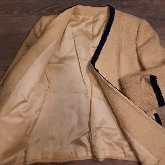 VINTAGE Woolmark Cream Wool Bouclé Jacket w/ Navy Trim & Gold Crest Buttons 10 - Picture 8 of 14